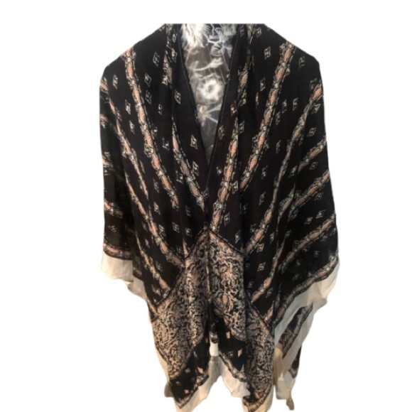 Vince Camuto OS black print cover up wrap ,shawl with tassel - Picture 2 of 5
